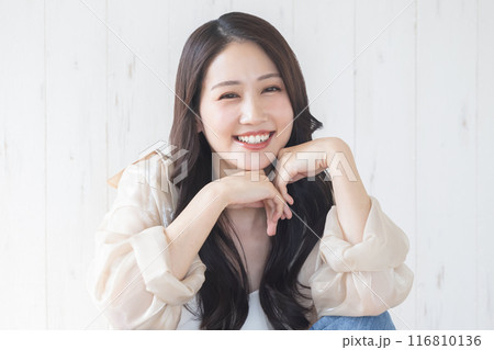 笑顔の若い女性 116810136