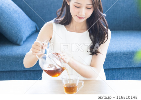 部屋で紅茶を飲む女性 116810148