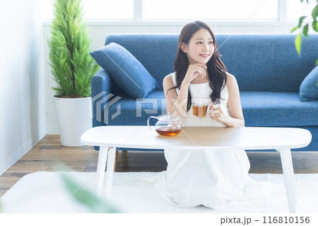 部屋で紅茶を飲む女性 116810156