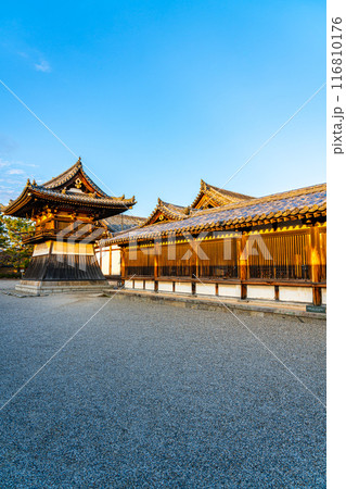【奈良県】夕暮れの光に照らされた法隆寺の東院鐘楼 【奈良県】夕暮れの光に照らされた法隆寺の東院鐘楼 116810176