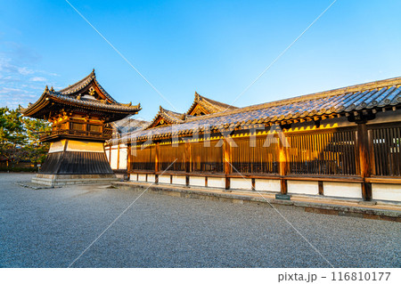【奈良県】夕暮れの光に照らされた法隆寺の東院鐘楼 【奈良県】夕暮れの光に照らされた法隆寺の東院鐘楼 116810177