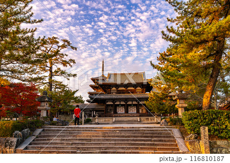 【奈良県】ダイナミックな夕暮れの秋空が広がる法隆寺 116810187