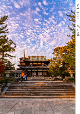 【奈良県】ダイナミックな夕暮れの秋空が広がる法隆寺 116810189