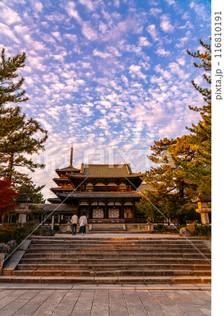 【奈良県】ダイナミックな夕暮れの秋空が広がる法隆寺 【奈良県】ダイナミックな夕暮れの秋空が広がる法隆寺 116810191