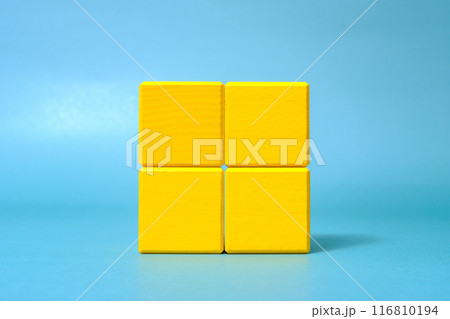 4つの黄色の木製ブロック 青背景 合成可能 4つの黄色の木製ブロック 青背景 合成可能 116810194