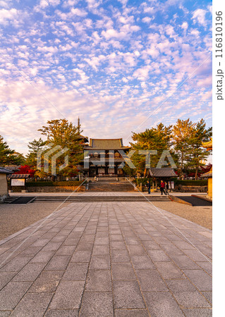 【奈良県】ダイナミックな夕暮れの秋空が広がる法隆寺 116810196