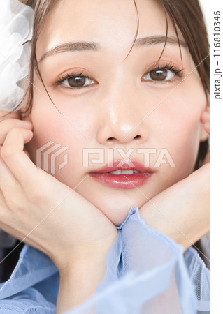 見つめる女性 116810346
