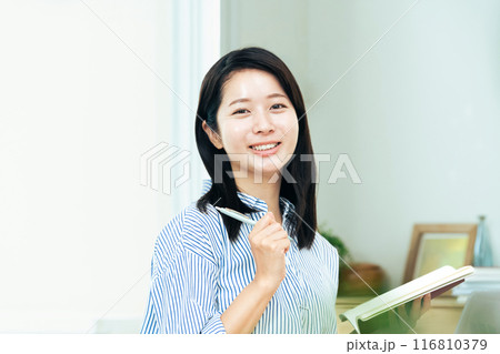 パソコン作業をする女性 116810379