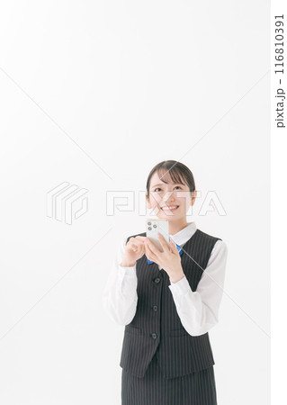 スマホを持つ笑顔の制服の女性 スマホを持つ笑顔の制服の女性 116810391
