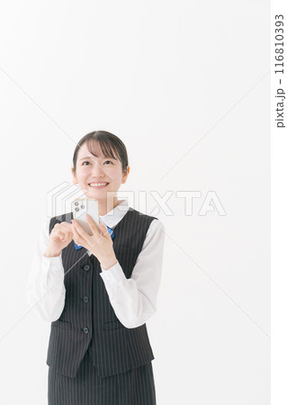 スマホを持つ笑顔の制服の女性 スマホを持つ笑顔の制服の女性 116810393