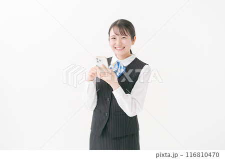 スマホを持つ笑顔の制服の女性 スマホを持つ笑顔の制服の女性 116810470