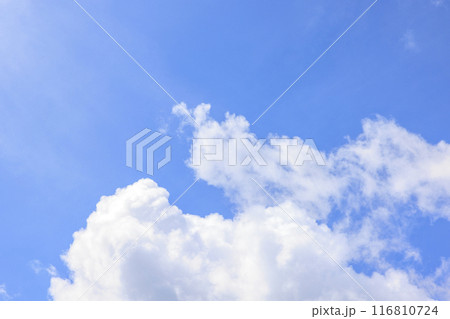 夏の青空と白い雲 夏の青空と白い雲 116810724