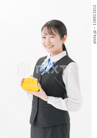 お財布を持つ事務服の女性 お財布を持つ事務服の女性 116811812