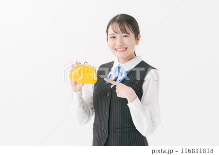 お財布を持つ事務服の女性 お財布を持つ事務服の女性 116811818