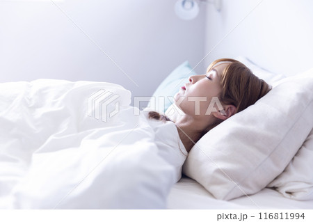 ベットで眠る女性　woman sleeping in bed 116811994