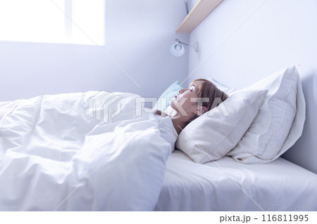 ベットで眠る女性 woman sleeping in bed ベットで眠る女性 woman sleeping in bed 116811995