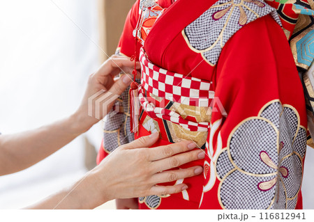 着物姿の可愛い女の子のアップ 116812941