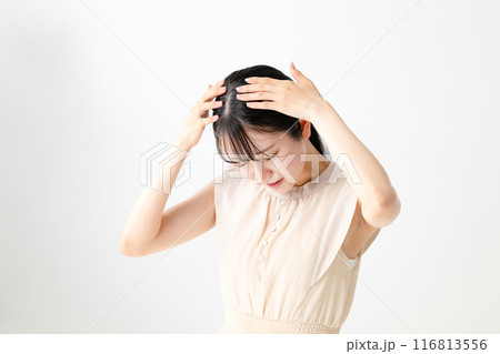 髪を気にする女性 116813556