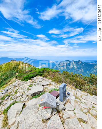 夏の雨飾山登山：山頂から糸魚川方面の眺め 116813672