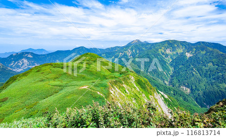 夏の雨飾山登山:山頂から笹平・焼山方面の眺め 夏の雨飾山登山:山頂から笹平・焼山方面の眺め 116813714