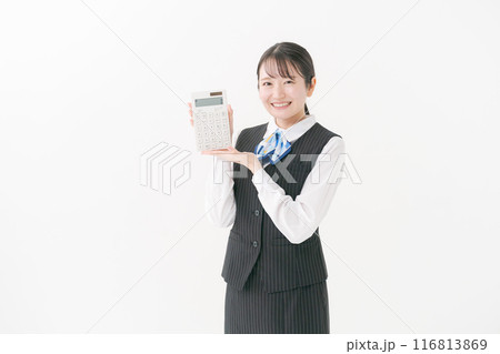 電卓を持つ事務服の女性 電卓を持つ事務服の女性 116813869