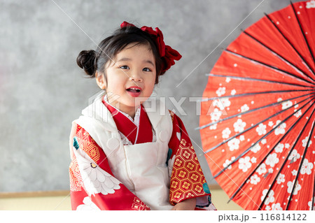 着物を着て正座をする女の子 着物を着て正座をする女の子 116814122