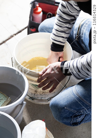 内装工事 パテを混ぜる職人 内装工事 パテを混ぜる職人 116814329