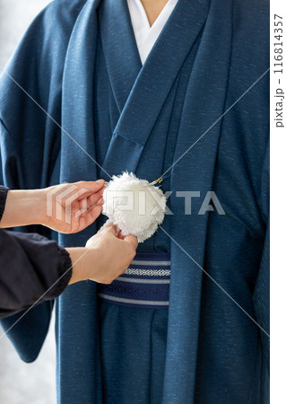 着物を着た男性のアップ 116814357