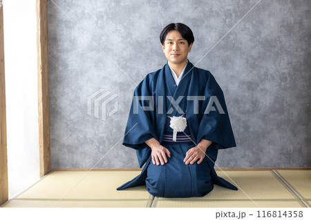 着物を着て正座をする男性 着物を着て正座をする男性 116814358