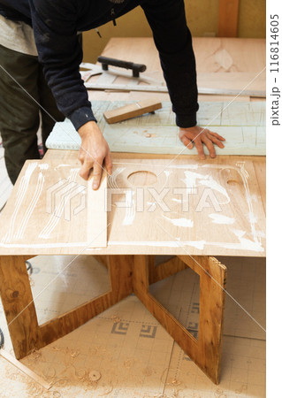 ベニアにボンドを塗る職人 ベニアにボンドを塗る職人 116814605
