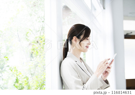 スマホを操作する若い女性の横顔 116814631