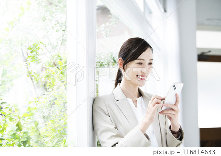 スマホを操作する若い女性 116814633