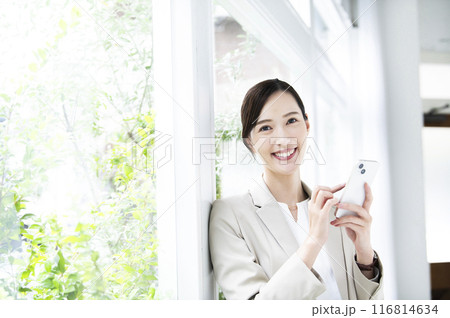 スマホを操作する若い女性 スマホを操作する若い女性 116814634
