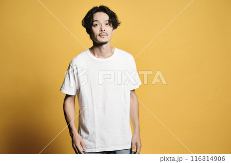 カラーバッグでポーズをする男性 116814906