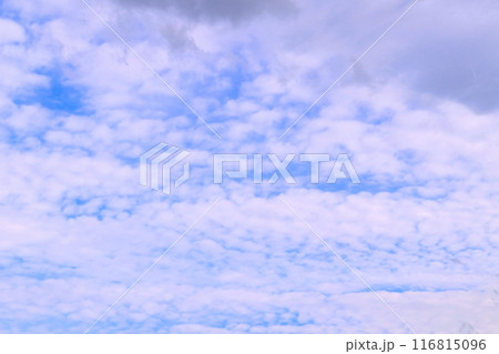 青空と白い雲・背景素材 116815096