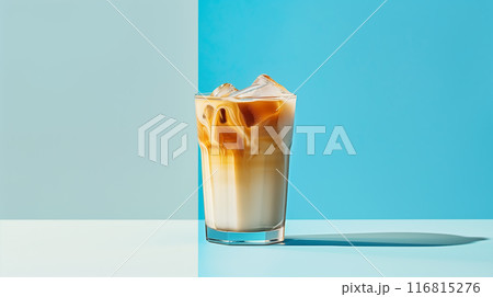 グラスに入ったカフェラテと青色の背景　AI生成画像 116815276