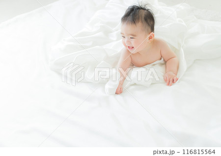 白い布に包まれて寝ている赤ちゃん　 116815564