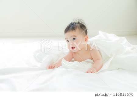 白い布に包まれて寝ている赤ちゃん　 116815570