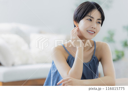 青いキャミソールの女性　  　 116815775