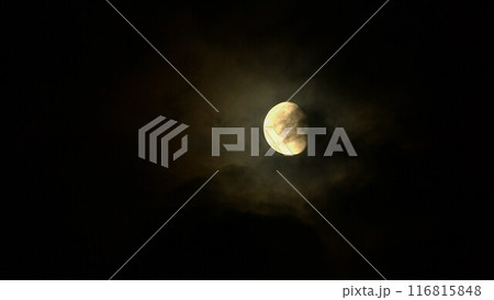 雲の合間から見える月 雲の合間から見える月 116815848