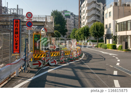 道路工事中の電光掲示板 116815875