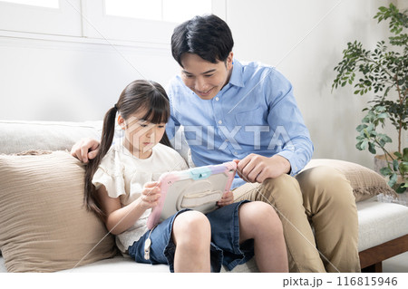 タブレットを見る父娘 116815946