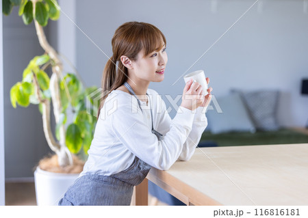 リビングでリラックスする女性　woman relaxing in the living room 116816181