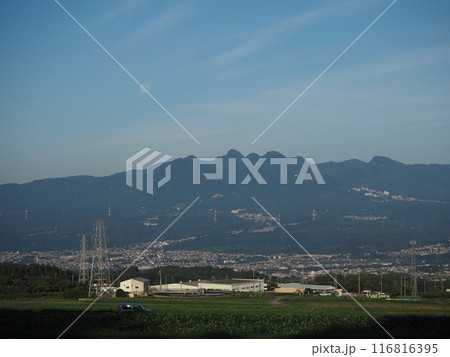 夏の朝の榛名山と白い月 116816395