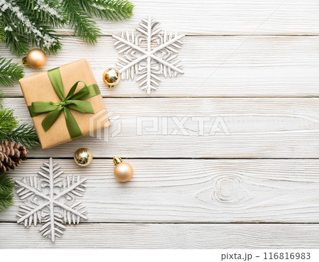 木の板の上に置かれたプレゼントと雪の結晶 116816983
