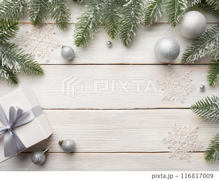 木製のテーブルに置かれたクリスマスの飾り 116817009