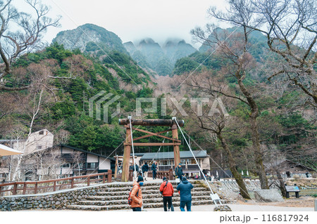 Scene of Kamikochi National Park, Kappa bashi bridge with Hotaka mountain and Azusa river, Nagano Prefecture, Japan. Landmark for tourists attraction. Japan Travel, Destination and Vacation concept 116817924