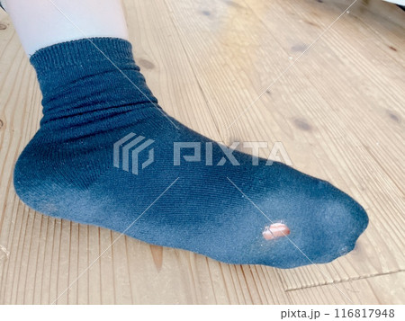 穴の空いた古い靴下 116817948
