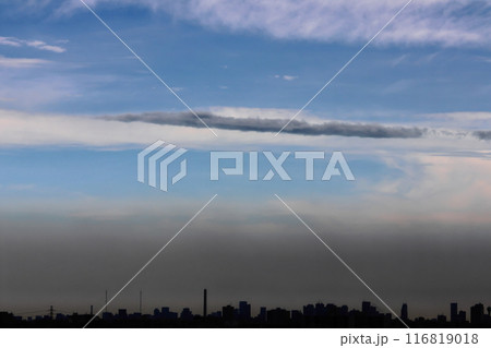 細長い黒っぽい雲 細長い黒っぽい雲 116819018
