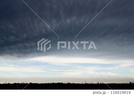 大都市の不気味な模様の大きな黒っぽい雲 116819019